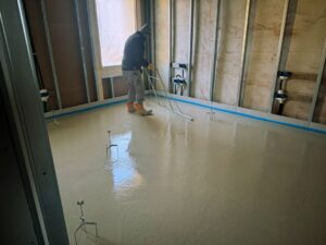 Self-levelling screed